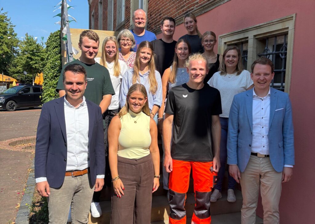 Die Auszubildenden und Personalverantwortlichen am Starttag. Foto: Stadt Vreden