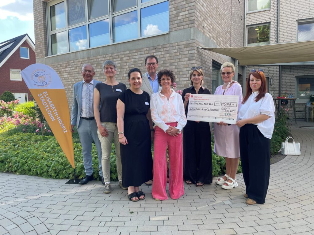 Spendenübergabe zum Projekt Zeitlos im Elisabeth-Hospiz Stadtlohn (v.l.n.r.): Gerd Gerwens, Silke Schäfers (beide Rotary Club Euregio-Gronau), Rieke Liesmann, Markus Frieling (beide Elisabeth-Hospiz), Susanne Beimann (Fotografin und Mitarbeiterin im Projekt Zeitlos), Barbara Terhechte (Initiative Better together), Ruth Bauer (Dieter Bauer Stiftung & Initiative Better together) und Jessica Niehoff (Initiative Better together).