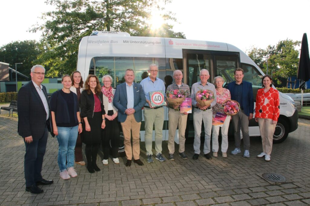 Vertreter der Bezirksregierung Münster, des Kreises Borken, Landtagsabgeordnete Heike Wermer (r.) und Bürgermsieter Dr. Tom Tenostendarp (2.v.r.) ehrten die Jubilare des Bürgerbusvereins Vreden. Foto: Hubert Stroetmann