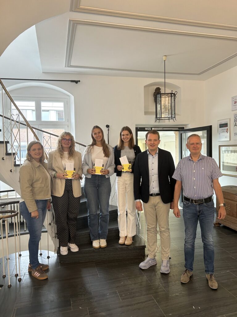 Gratulieren Jule Verwohld, Jula Marek und Lilia Nünning zur erfolgreich abgeschlossenen Ausbildung bzw. zum Dualen Studium: Ausbildungsbeauftragte Hanna Schnetger, Bürgermeister Dr. Tom Tenostendarp und Personalleiter Jürgen Depenbrock. Foto:; Stadt Vreden