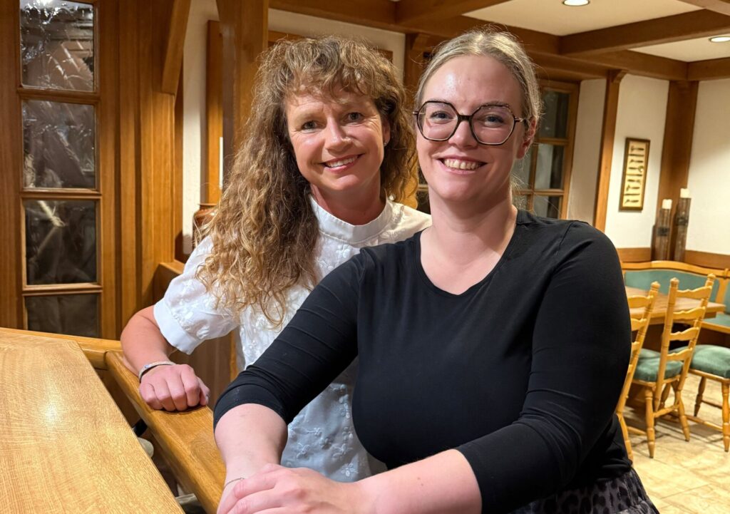 Doris Schnell (l.) wurde als erste Frau n den Ehrensenat der KG "Burggeister" Ottenstein gewählt, Laura Fleer als erste Frau in den Elferrat.