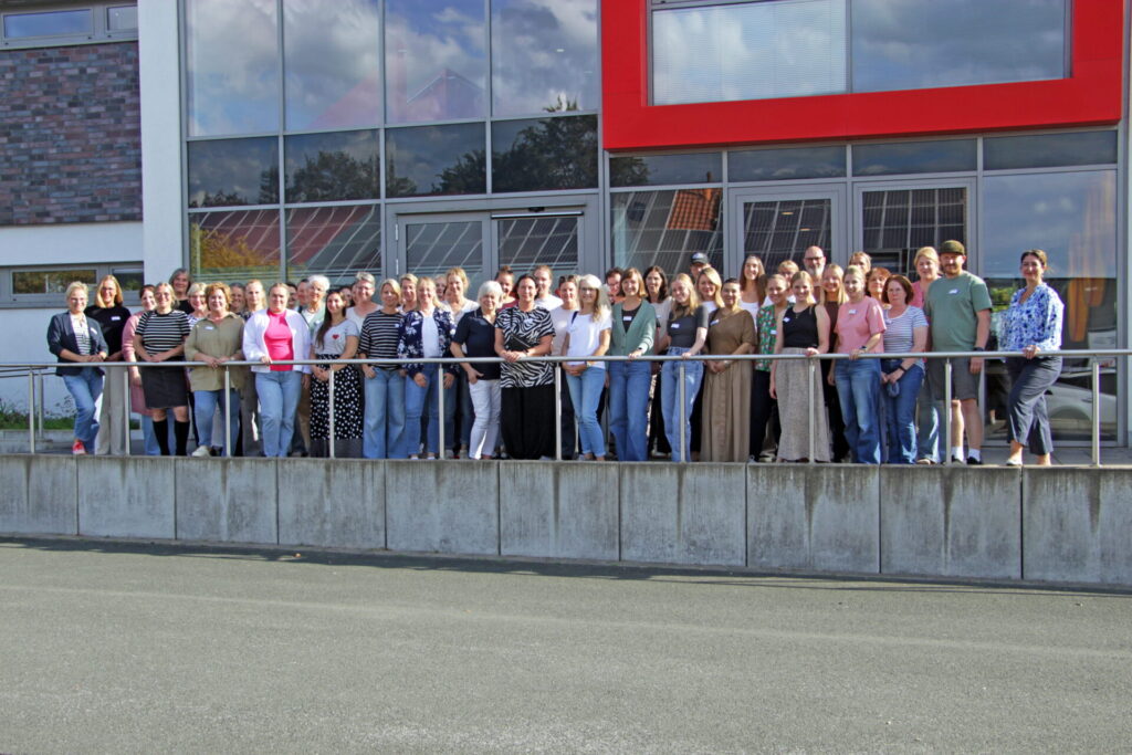 Gruppenbild vor dem Rotkreuz-Zentrum in Borken: Die Mitarbeitenden der DRK-Kitas in Gescher trafen sich zum Austausch und um einen gemeinsamen Schritt in die Zukunft zu gehen.