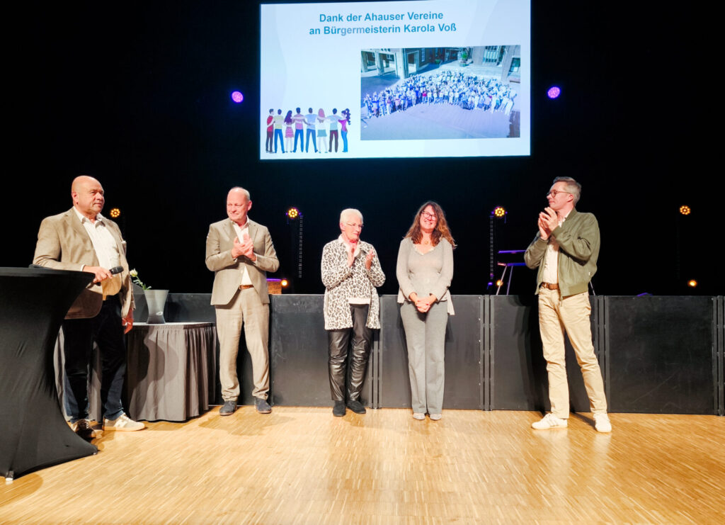 Thomas Stadtmann (v.l.), Ulrich Früchting, Mathilde Fischer und Alexander Thoss dankten Bürgermeisterin Karola Voß für ihr langjähriges Engagement in Sachen Ehrenamt.