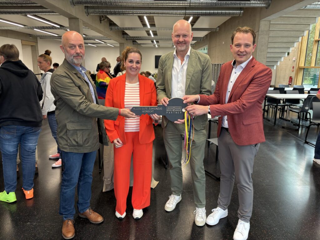 Schlüsselübergabe in der Mensa (v.l.): Leiter Gebäude der Stadt Vreden, Bernd Brüggemann, Schulleiterin Linda Hilbring, Architekt Meinhard Neuhaus und Bürgermeister Dr. Tom Tenostendarp. Foto: Stadt Vreden