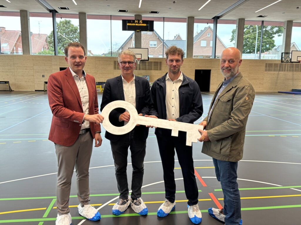 Schlüsselübergabe in der Dreifachturnhalle (v.l.): Bürgermeister Dr. Tom Tenostendarp, Architekt Klaus Burhoff, Schulleiter Andreas Kottemölle und Leiter Gebäude der Stadt Vreden, Bernd Brüggemann. Foto: Stadt Vreden