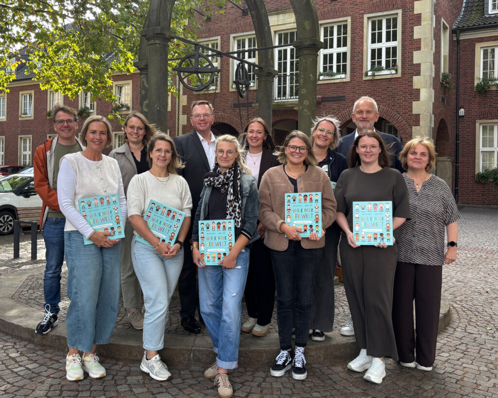 Die Vertreterinnen und Vertreter der Kitas freuen sich gemeinsam mit Pfarrer Lürwer, Martin Auras und Andrea Schröer aus der Steuerungsgruppe Fair Trade und dem Ersten Beigeordneten der Stadt Stadtlohn Günter Wewers über die Auszeichnung.