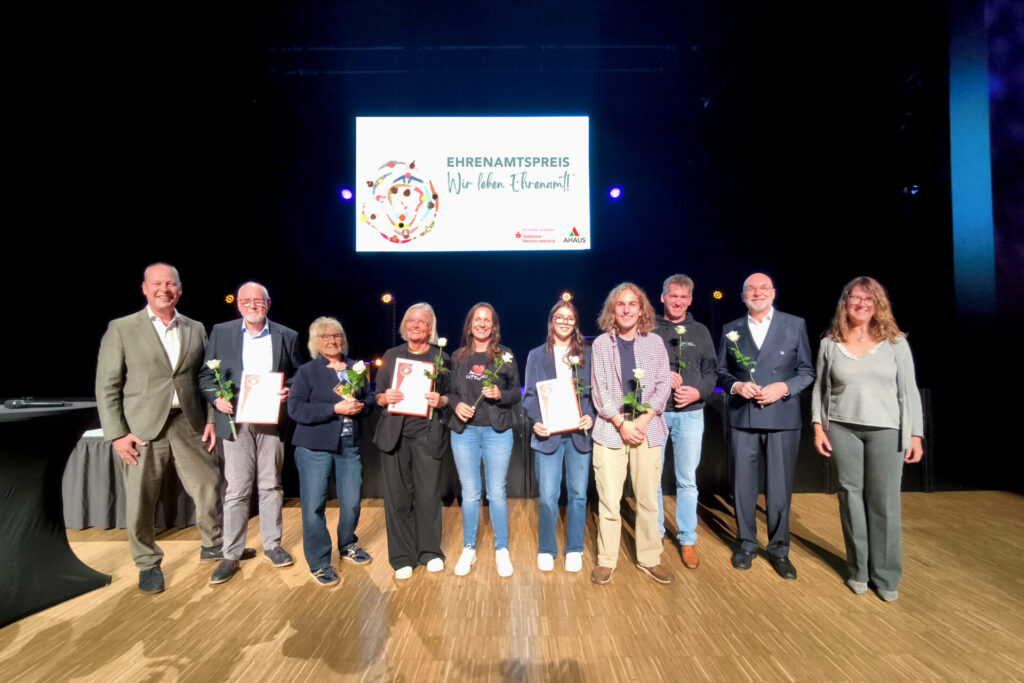 Die Gewinnerinnen und Gewinner des Ehrenamtspreises 2026 (Freiwilligenagentur handfest, Ahauser nextenliebe, Alexander-Hegius-Gymnasium) mit Regionalleiter der Sparkasse Westmünsterland Ulrich Früchting und Bürgermeisterin Karola Voß.