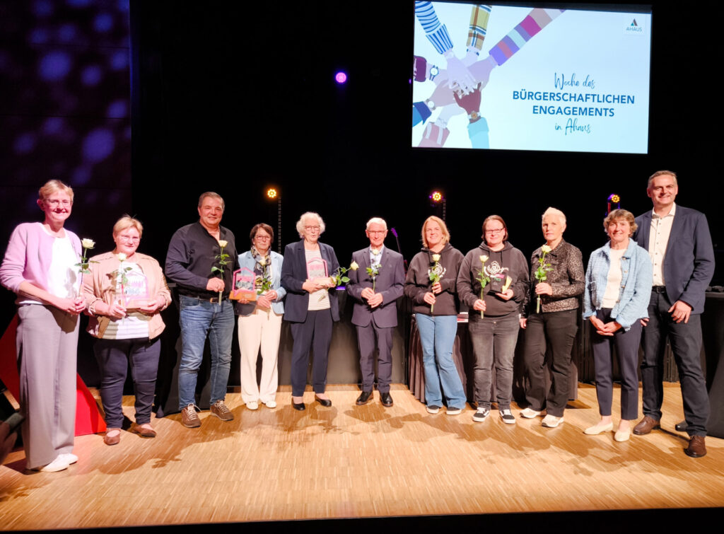 Die Gewinnerinnen und Gewinner des Heimat-Preises 2026 (Landfrauen Wüllen, Heimatverein Wessum, Ghana-Kreis aus Ottenstein, Ahauser Maidy Dogs) mit Beatrix Wantia und Marco Schröder.