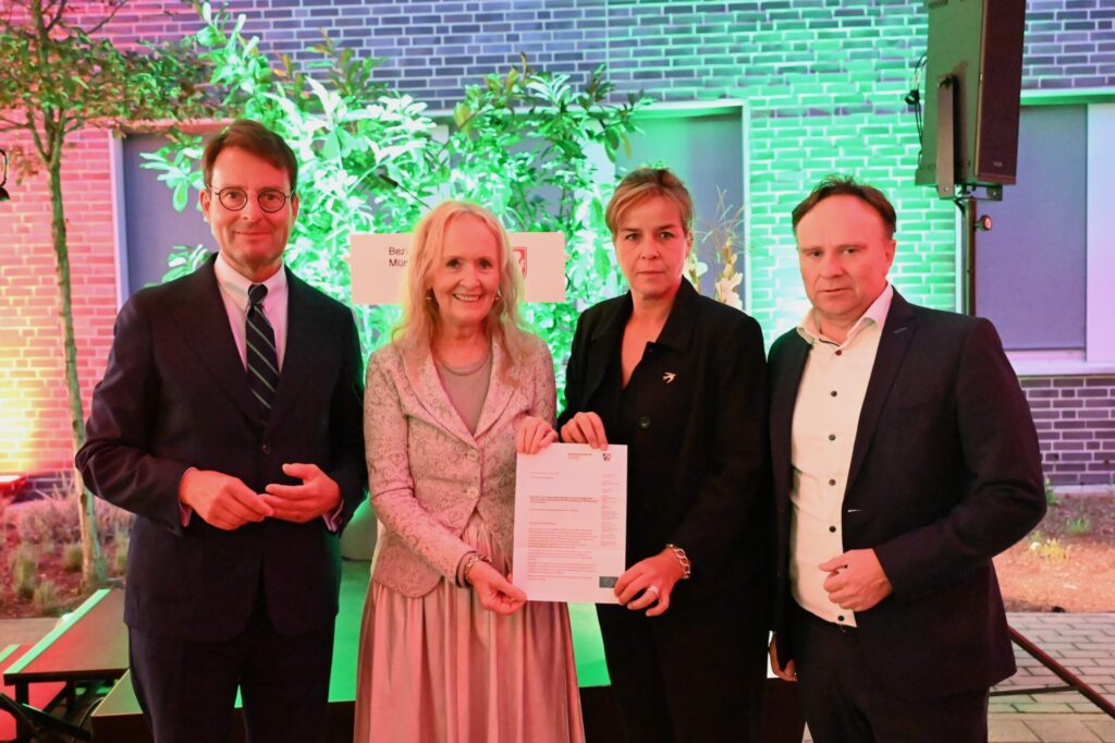 Regionalratsvorsitzende Mechtild Schulze Hessing überreicht die Resolution an Ministerin Mona Neubaur: v.l. Regierungspräsident Andreas Bothe, Regionalratsvorsitzende Mechtild Schulze Hessing, Ministerin Mona Neubaur, Landrat Dr. Kai Zwicker. Foto: Bezirksregierung Münster