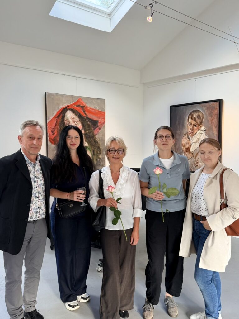 Ludmilla Robers (mitte) nutzte die Eröffnung der Ausstellung „Alte Meister neu gedacht“ im Galeriehaus in Bochum, um ihre Kontakte in der Kunstszene weiter auszubauen.