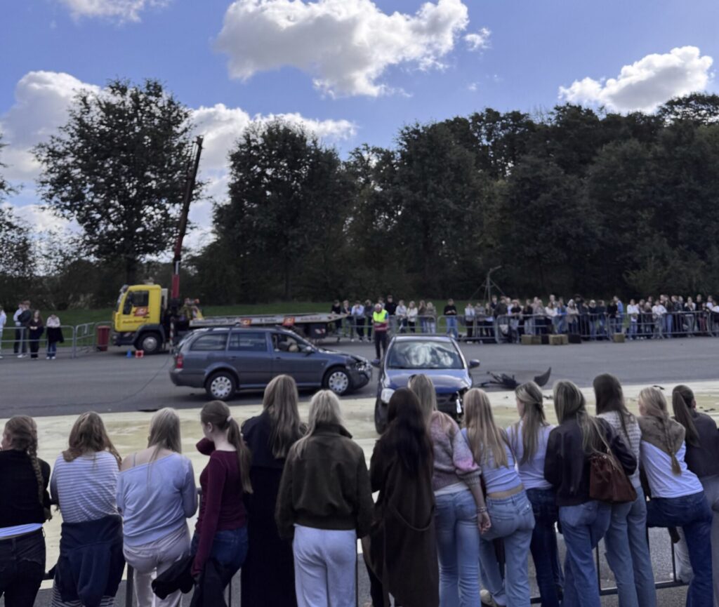 Bei der Unfalldemonstration auf dem Fahrsicherheitstrainingsplatz in Gescher-Estern wurden rund 800 junge Leute mit verschiedenen Vorführungen für angepasstes Fahrverhalten sensibilisiert.