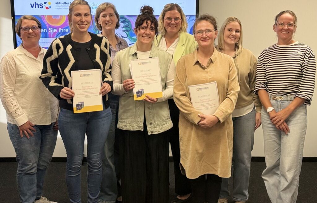 Zertifikatsübergabe (v.l.): Jutta Büning (SkF), Christina Heidbrink (Schöppingen), Stefanie Horst (VHS), Leonie Nöding (Heiden), Sandra Garming (Kreis Borken), Yvonne Maria Höbing-Sinthern (Ahaus), Pia Harmans (Stadt Ahaus), Nadine Intven (VHS-Referentin).