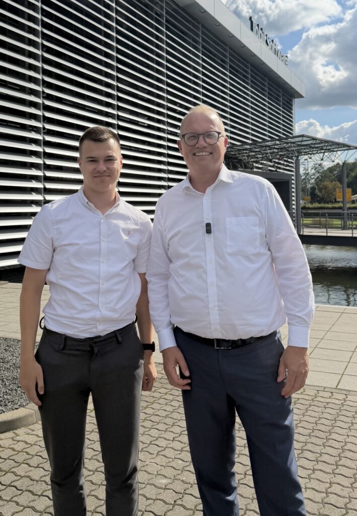 Der SPD-Landtagskandidat für Borken II, Tizian Schulte (l.), startete eine Wahlkreistour in Beisein von Spitzenkandidat Jochen Ott bei Tobit in Ahaus.