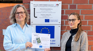  Ingrid Sundrum und Myroslava Arefina mit dem neunen Digitalen Stadt-Kompass.  Arefina hat den bereits bestehenden Stadt-Kompass  digital weiterentwickelt und neugestaltet. Durch die Einführung einer QR-Code-basierten Lösung können Nutzerinnen und Nutzer nun schnell und unkompliziert auf die bereitgestellten Informationen zugreifen. 