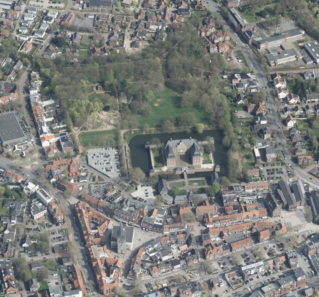 Im GeoDatenAtlas sind neue Luftbilder verfügbar - hier ein Schrägluftbild vom Schloss Ahaus.