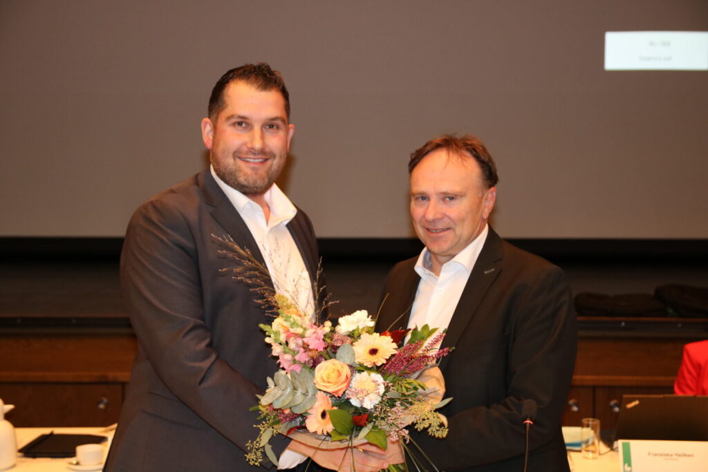 Landrat Dr. Kai Zwicker (r.) gratulierte dem neuen Vorstandsmitglied Hendrik Schuurmann zu seiner Wahl.