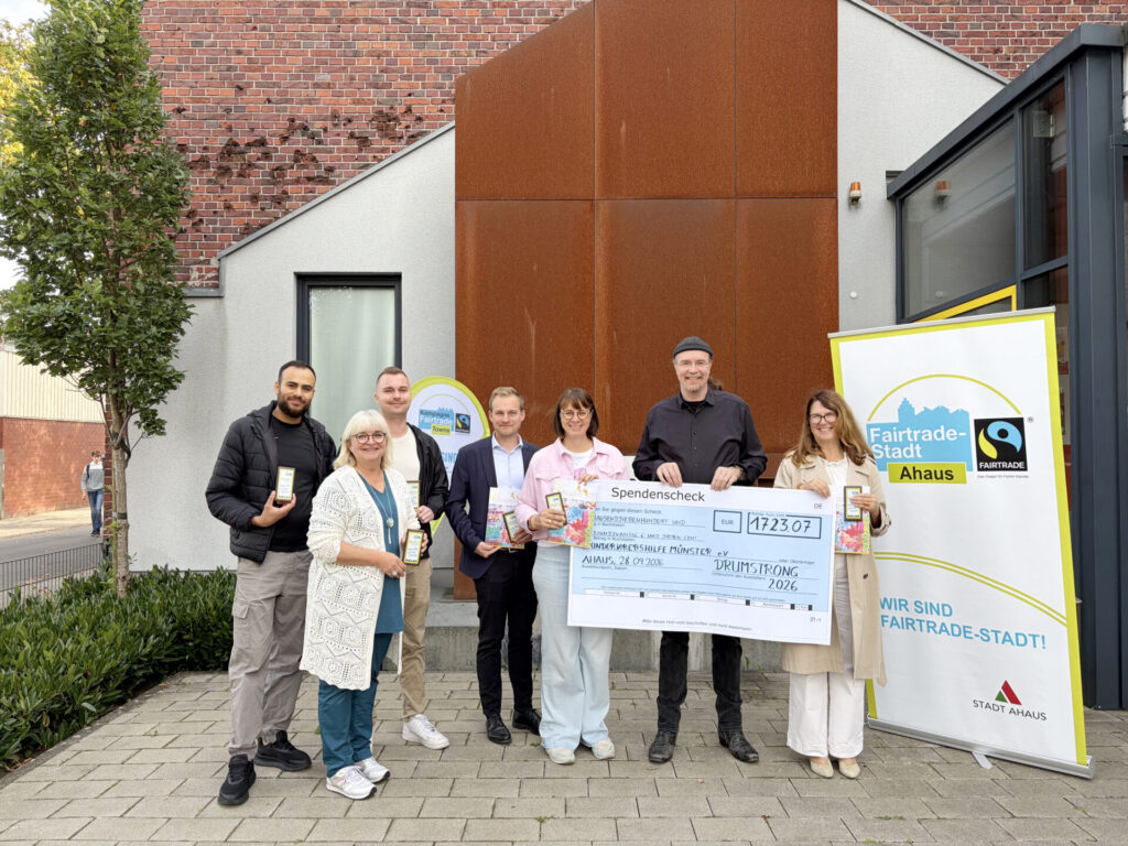 v.r.n.l. Karola Voß; Bürgermeisterin, Nikolas Geschwill; Drumcircle Facilitator, Monika Schnellenbach; Kinderkrebshilfe Münster e. V.; Lukas Hofmann; Steuerungsgruppe Fairtrade-Stadt Ahaus; Max Wevers; Caritas Ahaus-Vreden, Beate Hofmann; Leiterin der Steuerungsgruppe Fairtrade-Stadt Ahaus; Khaled Chmayssi Caritas Ahaus Vreden
