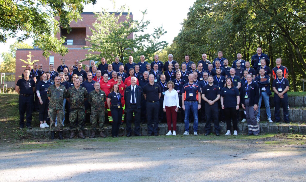 Vertreterinnen und Vertreter von Hilfsorganisationen und Feuerwehren aus dem Kreis Borken nutzten das "World Café HiOrgs" am und im Kreishaus zur Fortbildung und Vernetzung.