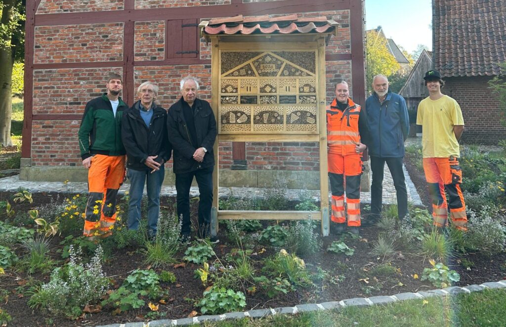 Vertreter vom Verein Hand und Herz e.V. Hubertus Bayerle, Ewald Deckeling und Johannes Haase (v.l.) mit Unterstützung des Bauhofes von Peter Fahrland, Hannah Robers und Liu Claßen (v.l., in Arbeitskleidung.