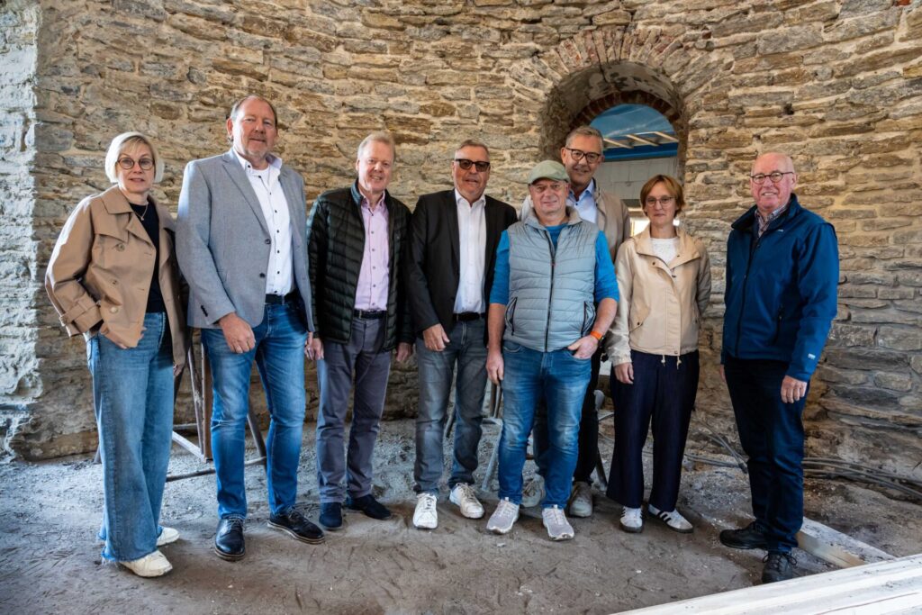 v.l.: Marlies Röring, Ewald Hollekamp, Klaus Ostendorf, Jürgen van den Berg (alle Bürgerstiftung Vreden), Gregor Olbring, Werner Grotholt, Natalie Humberg (alle Heimatverein Lünten e.V.) und Andreas Becking (Bürgerstiftung Vreden)