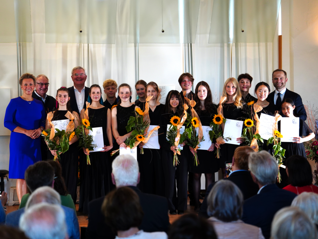Feierliche Preisverleihung des 13. Jugend-Kammermusikförderpreises NRW (von l.n.r.): Ina Brandes, MdL, Ministerin für Kultur und Wissenschaft NRW, Klaus Pontius (Förderkreis Kultur und Schlösser), Jürgen Büngeler(Sparkasse Westmünsterland), die Preisträgerinnen und Preisträger sowie Stefan Vörding.
