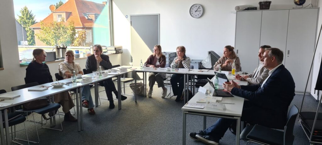 Vertreterinnen und Vertreter kamen verschiedener Bildungs- und Kultureinrichtungen in der Stadtbibliothek Ahaus zu einem Arbeitsgespräch zusammen.