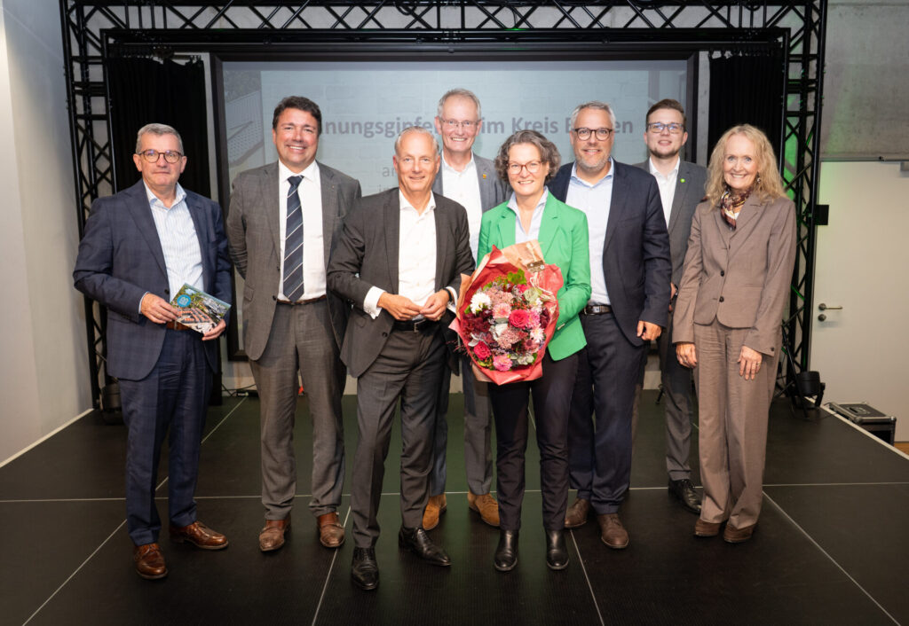 v.l.n.r.: Uwe Schramm (Vorstandsvorsitzender der WohnBau Westmünsterland eG), Christian Mangen (Bürgermeister Stadt Bocholt), Alexander Rychter (Verbandsdirektor des Verbandes der Wohnungs- und Immobilienwirtschaft Rheinland Westfalen), Kreisdirektor Dr. Ansgar Hörster, NRW-Bauministerin Ina Scharrenbach, Thomas Hammwöhner (Technischer Beigeordneter Stadt Ahaus), Dave Welling (Stadtbaurat Stadt Bocholt), Mechtild Schulze Hessing (Bürgermeisterin Stadt Borken sowie Sprecherin der AG der Bürgermeisterinnen, Bürgermeister und Beigeordneten im Kreis Borken).