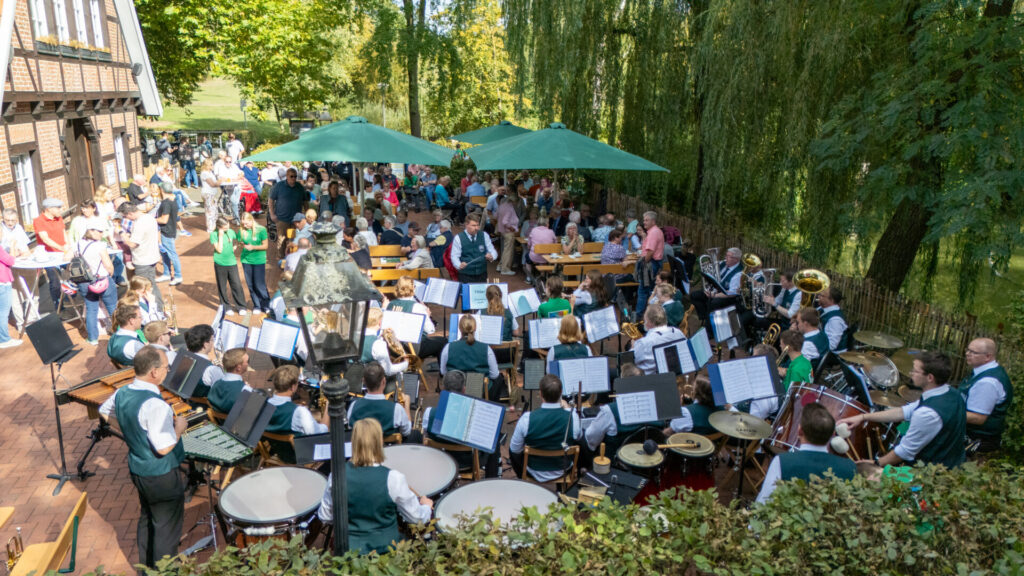Die Stadtlohner Husarenkapelle hatte zu einem Konzertnachmittag an den Spieker im Losbergpark geladen.